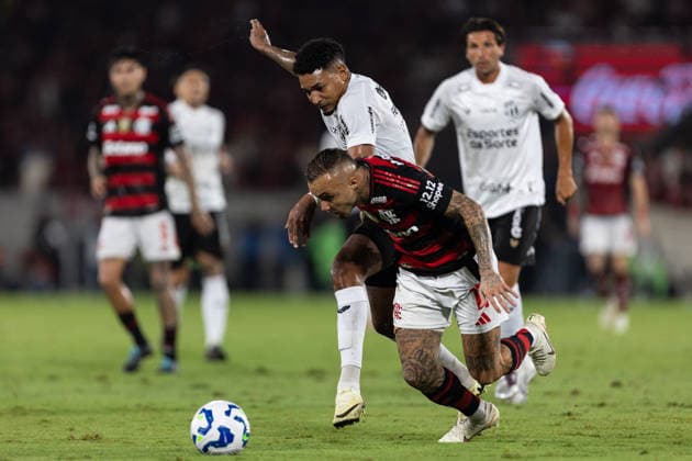 December 3, 2025, Rio De Janeiro, Rio De Janeiro, Brazil: RIO DE JANEIRO, BRAZIL - DECEMBER 03: EVERTTON CEBOLINHA of Flamengo fights for the ball with FERNANDO SOUZA during the match between Flamengo and Ceara as part of Brasileirao 2025 at Maracana Stadium on December 03, 2025 in Rio de Janeiro, Brazil. Rio De Janeiro Brazil - ZUMAc227 20251203_zsp_c227_051 Copyright: xRuanoxCarneirox