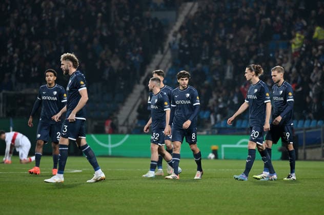 Bochums Spieler vor dem Anpfiff, links Philipp Strompf (VfL Bochum) 03.12.2025, Fussball DFB Pokal, Saison 2025 2026, Achtelfinale, VfL Bochum - VfB Stuttgart 0:2 DFB regulations prohibit any use of photographs as image sequences and or quasi-video Bochum Vonovia Ruhrstadion Nordrhein Westfalen Deutschland