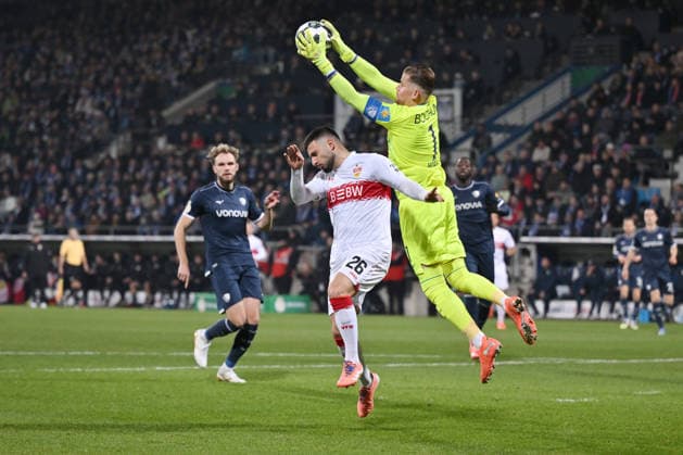 Torwart Timo Horn (VfL Bochum), Deniz Undav (VfB Stuttgart), v.re. 03.12.2025, Fussball DFB Pokal, Saison 2025 2026, Achtelfinale, VfL Bochum - VfB Stuttgart 0:2 DFB regulations prohibit any use of photographs as image sequences and or quasi-video Bochum Vonovia Ruhrstadion Nordrhein Westfalen Deutschland