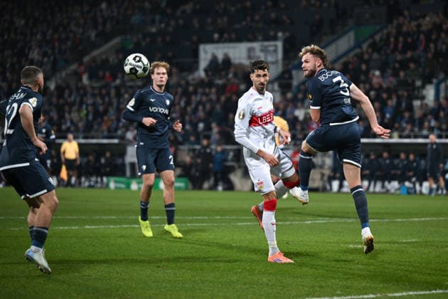 Philipp Strompf (VfL Bochum), Atakan Karazor (VfB Stuttgart), Mats Pannewig (VfL Bochum), Maximilian Wittek (VfL Bochum), v.re. 03.12.2025, Fussball DFB Pokal, Saison 2025 2026, Achtelfinale, VfL Bochum - VfB Stuttgart 0:2 DFB regulations prohibit any use of photographs as image sequences and or quasi-video Bochum Vonovia Ruhrstadion Nordrhein Westfalen Deutschland