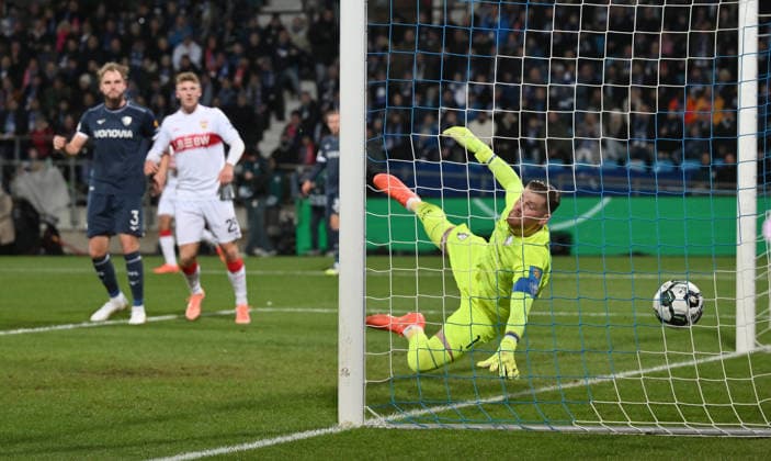 Eigentor von Philipp Strompf (VfL Bochum), links, Torwart Timo Horn (VfL Bochum) streckt sich vergeblich 03.12.2025, Fussball DFB Pokal, Saison 2025 2026, Achtelfinale, VfL Bochum - VfB Stuttgart 0:2 DFB regulations prohibit any use of photographs as image sequences and or quasi-video Bochum Vonovia Ruhrstadion Nordrhein Westfalen Deutschland