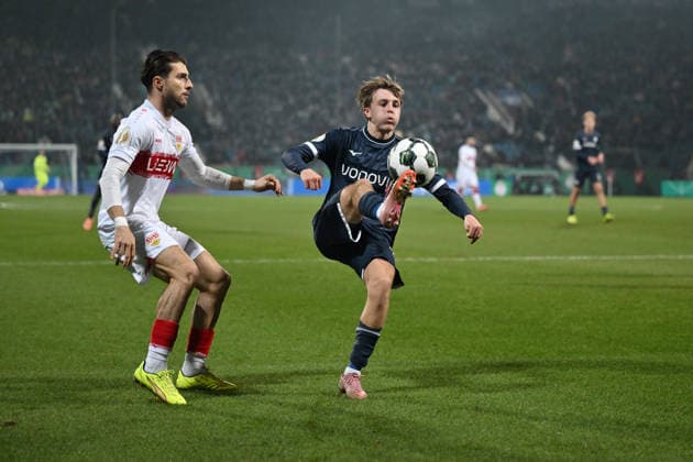 Kacper Koscierski (VfL Bochum), Leonidas Stergiou (VfB Stuttgart), v.re. 03.12.2025, Fussball DFB Pokal, Saison 2025 2026, Achtelfinale, VfL Bochum - VfB Stuttgart 0:2 DFB regulations prohibit any use of photographs as image sequences and or quasi-video Bochum Vonovia Ruhrstadion Nordrhein Westfalen Deutschland