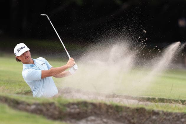 Sport Bilder des Tages December 4, 2025, Melbourne, Victoria, Australia: Harrison Crowe of Australia hits a ball out of the bunker on day one of the 2025 Crown Australian Open at The Royal Melbourne Golf Club in Melbourne, Victoria, Australia. Melbourne Australia - ZUMAl303 20251204_aaf_l303_038 Copyright: xSydneyxLowx