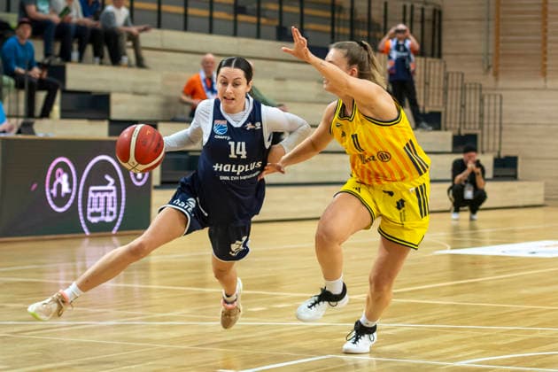 Toyota DBBL -Pokal-Achtelfinale 2025 2026 - Syntainics MBC vs.Alba Berlin Halle Saale, Deutschland 03.Dezember 2025: Im Bild:v.li.Katelyn Shumate (Halle) und Nina Rosemeyer (Berlin) Halle Saale swh.Arena Sachsen-Anhalt Deutschland