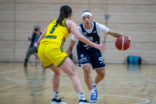 Toyota DBBL -Pokal-Achtelfinale 2025 2026 - Syntainics MBC vs.Alba Berlin Halle Saale, Deutschland 03.Dezember 2025: Im Bild:v.li.Tessa Stammberger (Berlin) und Liz Smith (Halle) Halle Saale swh.Arena Sachsen-Anhalt Deutschland