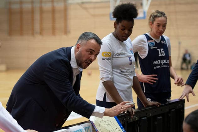 Toyota DBBL -Pokal-Achtelfinale 2025 2026 - Syntainics MBC vs.Alba Berlin Halle Saale, Deutschland 03.Dezember 2025: Im Bild:v.li.Trainer Timur Topal (Halle), Khalis Cain (Halle) und Sona Svetlikova (Halle) Halle Saale swh.Arena Sachsen-Anhalt Deutschland
