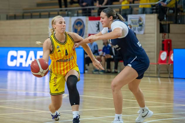 Toyota DBBL -Pokal-Achtelfinale 2025 2026 - Syntainics MBC vs.Alba Berlin Halle Saale, Deutschland 03.Dezember 2025: Im Bild:v.li.Marie Bertholdt (Berlin) und Alexia Allesch (Halle) Halle Saale swh.Arena Sachsen-Anhalt Deutschland
