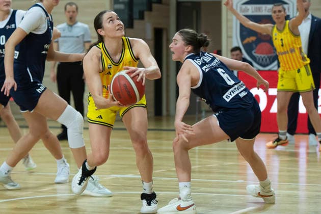 Toyota DBBL -Pokal-Achtelfinale 2025 2026 - Syntainics MBC vs.Alba Berlin Halle Saale, Deutschland 03.Dezember 2025: Im Bild:v.li.Tessa Stammberger (Berlin) und Nicole Brochlitz (Halle) Halle Saale swh.Arena Sachsen-Anhalt Deutschland