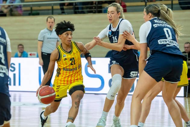 Toyota DBBL -Pokal-Achtelfinale 2025 2026 - Syntainics MBC vs.Alba Berlin Halle Saale, Deutschland 03.Dezember 2025: Im Bild:v.li.Deeshyra Thomas (Berlin), Sona Svetlikova (Halle) und Alexia Allesch (Halle) Halle Saale swh.Arena Sachsen-Anhalt Deutschland
