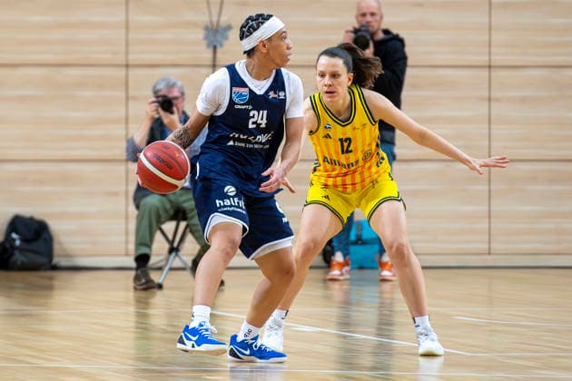 Toyota DBBL -Pokal-Achtelfinale 2025 2026 - Syntainics MBC vs.Alba Berlin Halle Saale, Deutschland 03.Dezember 2025: Im Bild:v.li.Liz Smith (Halle) und Lena Gohlisch (Berlin) Halle Saale swh.Arena Sachsen-Anhalt Deutschland