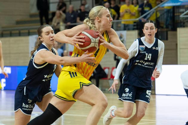 Toyota DBBL -Pokal-Achtelfinale 2025 2026 - Syntainics MBC vs.Alba Berlin Halle Saale, Deutschland 03.Dezember 2025: Im Bild:v. li. im Zweikampf Anna Suckstorff (Halle), Marie Bertholdt (Berlin) und Katelyn Shumate (Halle) Halle Saale swh.Arena Sachsen-Anhalt Deutschland