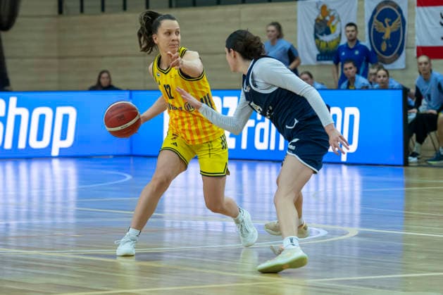 Toyota DBBL -Pokal-Achtelfinale 2025 2026 - Syntainics MBC vs.Alba Berlin Halle Saale, Deutschland 03.Dezember 2025: Im Bild:v.li.Lena Gohlisch (Berlin) und Katelyn Shumate (Halle) Halle Saale swh.Arena Sachsen-Anhalt Deutschland