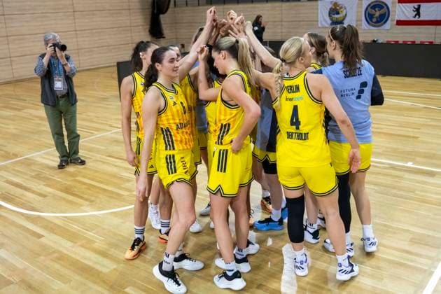Toyota DBBL -Pokal-Achtelfinale 2025 2026 - Syntainics MBC vs.Alba Berlin Halle Saale, Deutschland 03.Dezember 2025: Im Bild:Die Spielerinnen von Berlin bilden einen Mannschaftskreis zum Schulterschluss. Halle Saale swh.Arena Sachsen-Anhalt Deutschland