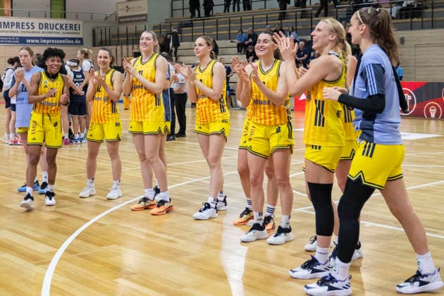 Toyota DBBL -Pokal-Achtelfinale 2025 2026 - Syntainics MBC vs.Alba Berlin Halle Saale, Deutschland 03.Dezember 2025: Im Bild:Die Mannschaft vom Berlin jubelt ueber ihren Sieg gegen Halle Halle Saale swh.Arena Sachsen-Anhalt Deutschland