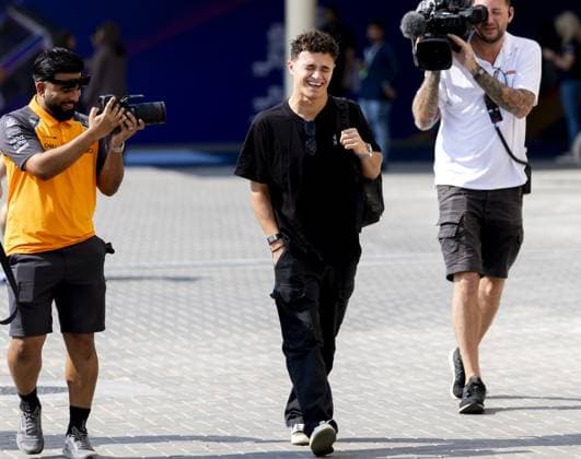 Sport Bilder des Tages ABU DHABI Lando Norris (McLaren) arrives at the Yas Marina Circuit ahead of the Abu Dhabi Grand Prix. ANP SANDER KONING xVIxANPxSportx xxANPxIVx 543846574 originalFilename: 543846574.jpg