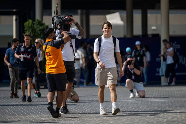 Oscar Piastri (McLaren Formula 1 Team, Australien, 81), daneben TV Kameras, UAE, Formel 1 Weltmeisterschaft, Abu Dhabi Grand Prix, Yas Marina Circuit, Media Day, 04.12.2025 UAE, Formel 1 Weltmeisterschaft, Abu Dhabi Grand Prix, Yas Marina Circuit, Media Day, 04.12.2025 Yas Marina Island Copyright: xEibner-Pressefoto Memmlerx EP_MMR
