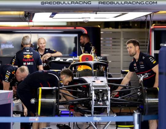 ABU DHABI - Mechanics are working on Max Verstappen s car (Red Bull Racing) at the Yas Marina Circuit in the run-up to the Abu Dhabi Grand Prix. ANP SANDER KONING xVIxANPxSportx xxANPxIVx 543848836 originalFilename: 543848836.jpg