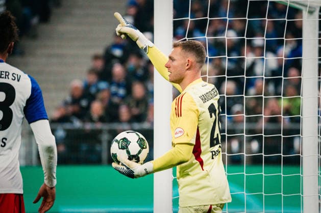 DFB-Pokal: Hamburger SV vs. Holstein Kiel, 03.12.2025 Daniel Peretz (Hamburger SV, 26) zeigt den Finger nach oben; Fußball, DFB-Pokal, Achtelfinale: Hamburger SV vs. Holstein Kiel am 03.12.2025 im Volksparkstadion, Hamburg DFB REGULATIONS PROHIBIT ANY USE OF PHOTOGRAPHS AS IMAGE SEQUENCES AND OR QUASI-VIDEO. Copyright: xBEAUTIFULxSPORTS Tonhäuserx