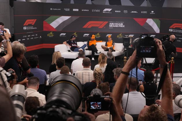 Formula 1 Etihad Airways Abu Dhabi Grand Prix 2025 04.12.2025, Yas Marina Circuit, Abu Dhabi, Formula 1 Etihad Airways Abu Dhabi Grand Prix 2025 , im Bild Max Verstappen (NLD), Oracle Red Bull Racing, Lando Norris (GBR), McLaren F1 Team, Oscar Piastri (AUS)