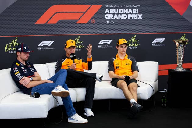 Lando Norris of Great Britain and McLaren, Oscar Piastri of Australia and McLaren and Max Verstappen of the Netherlands and Oracle Red Bull Racing , Previews, F1 Grand Prix of Abu Dhabi, am 04. December 2025 in Abu Dhabi, United Arab Emirates. (Foto von Diogo Cardoso DeFodi Images) Lando Norris of Great Britain and McLaren, Oscar Piastri of Australia and McLaren and Max Verstappen of the Netherlands and Oracle Red Bull Racing , Previews, F1 Grand Prix of Abu Dhabi, Yas Marina Circuit on December 4, 2025 in Abu Dhabi, United Arab Emirates. (Photo by Diogo Cardoso DeFodi Images)