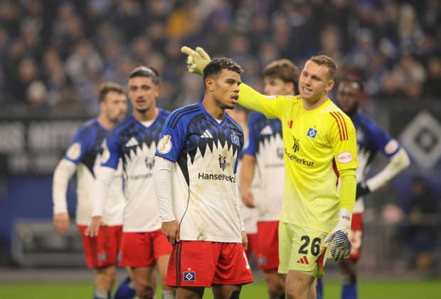 Foto : Enttäuschung und Meinungsverschiedenheit bei Ransford Königsdörffer ( HSV ) und Torhüter Daniel PERETZ , rechts Fussball Bundesliga , DFB Pokal am Mi. 03.12.2025 Hamburger SV - Holstein Kiel