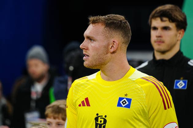 Daniel Peretz (Hamburger SV, 26) GER, Hamburger SV vs. Holstein Kiel, Fussball, DFB Pokal, Achtelfinale, Saison 2025 2026, 03.12.2025 DFL REGULATIONS PROHIBIT ANY USE OF PHOTOGRAPHS AS IMAGE SEQUENCES AND OR QUASI-VIDEO GER, Hamburger SV vs. Holstein Kiel, Fussball, DFB Pokal, Achtelfinale, Saison 2025 2026, 03.12.2025 Hamburg Copyright: xEibner-Pressefoto MarcelxvonxFehrnx EP_MFN