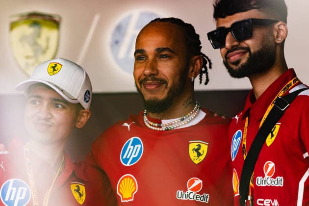 Sport Bilder des Tages December 4, 2025, Abu Dhabi, Abu Dhabi, United Arab Emirates: 44 LEWIS HAMILTON (GBR, Scuderia Ferrari F1 Team) entering the paddock at Media Day (Thursday) at the Formula 1 Etihad Airways Abu Dhabi Prix 2025 at the Yas Marina Circuit in Abu Dhabi, United Arab Emirates Abu Dhabi United Arab Emirates - ZUMAr193 20251204_zsp_r193_063 Copyright: xSaraxRuffonix