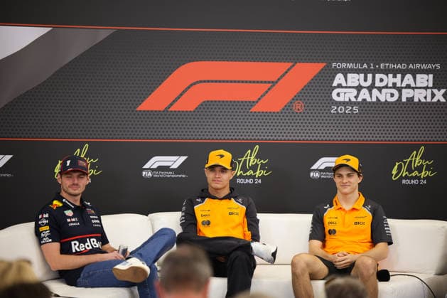Oscar Piastri (McLaren Formula 1 Team, 81), Lando Norris (McLaren Formula 1 Team, 04), Max Verstappen (Oracle Red Bull Racing, 01), Pressekonferenz, ARE, Formel 1 Weltmeisterschaft, Abu Dhabi Grand Prix, Yas Marina Circuit, Media Day, 04.12.2025 ARE, Formel 1 Weltmeisterschaft, Abu Dhabi Grand Prix, Vereinigte Arabische Emirate, Yas Marina Circuit, 04.12.2025 Abu Dhabi Copyright: xEibner-Pressefoto AnnikaxGrafx EP_AGF