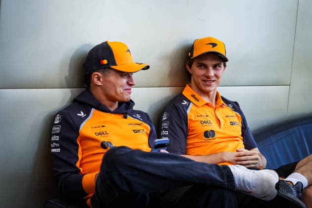 Sport Bilder des Tages F1 - ABU DHABI GRAND PRIX 2025 NORRIS Lando (gbr), McLaren F1 Team MCL39, PIASTRI Oscar (aus), McLaren F1 Team MCL39, portrait during the 2025 Formula 1 Abu Dhabi Grand Prix, 24th round of the 2025 FIA Formula One World Championship, WM, Weltmeisterschaft from December 05 to 07, 2025 on the Yas Marina Circuit, in Abu Dhabi, United Arab Emirates - Abu DhabiUnited Arab Emirates Copyright: xFLORENTxGOODENx