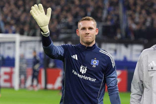 GER, xFSx ,Hamburg, HSV , DFB Pokal , Achtelfinale , Fussball, Hamburger SV , am Hamburger Volksparkstadion , Holstein Kiel , 03.12.2025 , v.l. Torwart Daniel Peretz (Hamburger SV , 26) DFL regulations prohibit any use of photographs as image sequences and or quasi-video. Copyright: HMBxMedia FernandoxSoares