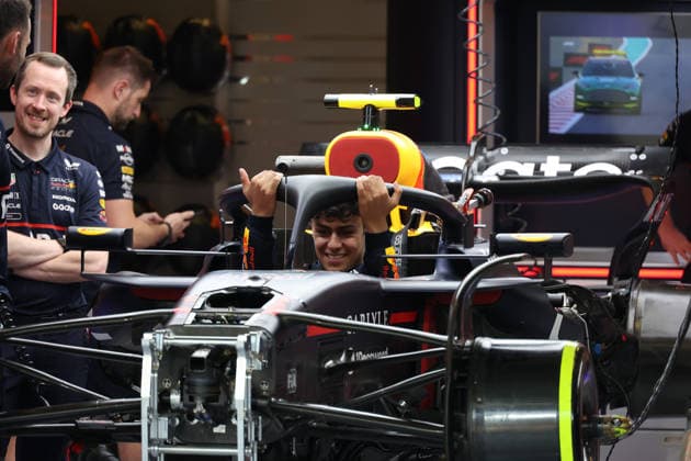 04.12.2025, Yas Marina Circuit, Abu Dhabi, Formula 1 Etihad Airways Abu Dhabi Grand Prix 2025 , im Bild Formel 2 Fahrer Arvid Lindblad (GBR), Oracle Red Bull Racing im Auto von Yuki Tsunoda (JPN), Oracle Red Bull Racing (Photo by Alessandro Martellotta Hasan Bratic DeFodi Images)