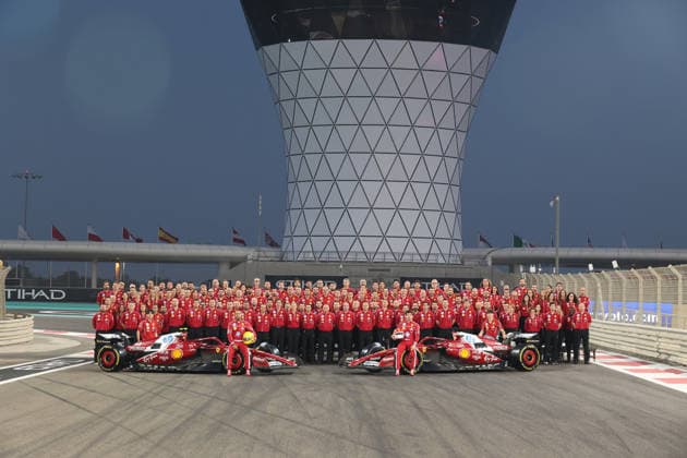 04.12.2025, Yas Marina Circuit, Abu Dhabi, Formula 1 Etihad Airways Abu Dhabi Grand Prix 2025 , im Bild Scuderia Ferrari Abschlussteamfoto 2025 mit Charles Leclerc (MCO), Scuderia Ferrari HP und Lewis Hamilton (GBR), Scuderia Ferrari HP (Photo by Alessandro Martellotta Hasan Bratic DeFodi Images)