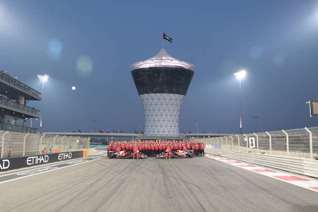 04.12.2025, Yas Marina Circuit, Abu Dhabi, Formula 1 Etihad Airways Abu Dhabi Grand Prix 2025 , im Bild Scuderia Ferrari Abschlussteamfoto 2025 mit Charles Leclerc (MCO), Scuderia Ferrari HP und Lewis Hamilton (GBR), Scuderia Ferrari HP (Photo by Alessandro Martellotta Hasan Bratic DeFodi Images)