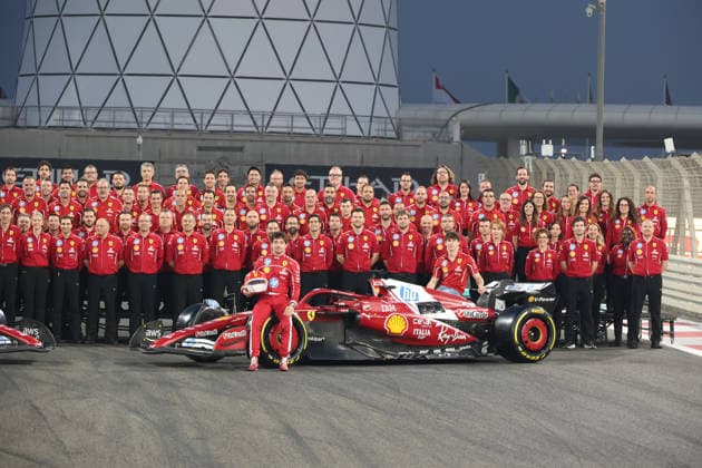 04.12.2025, Yas Marina Circuit, Abu Dhabi, Formula 1 Etihad Airways Abu Dhabi Grand Prix 2025 , im Bild Scuderia Ferrari Abschlussteamfoto 2025 mit Charles Leclerc (MCO), Scuderia Ferrari HP und Lewis Hamilton (GBR), Scuderia Ferrari HP (Photo by Alessandro Martellotta Hasan Bratic DeFodi Images)
