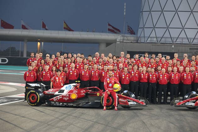 04.12.2025, Yas Marina Circuit, Abu Dhabi, Formula 1 Etihad Airways Abu Dhabi Grand Prix 2025 , im Bild Scuderia Ferrari Abschlussteamfoto 2025 mit Charles Leclerc (MCO), Scuderia Ferrari HP und Lewis Hamilton (GBR), Scuderia Ferrari HP (Photo by Alessandro Martellotta Hasan Bratic DeFodi Images)