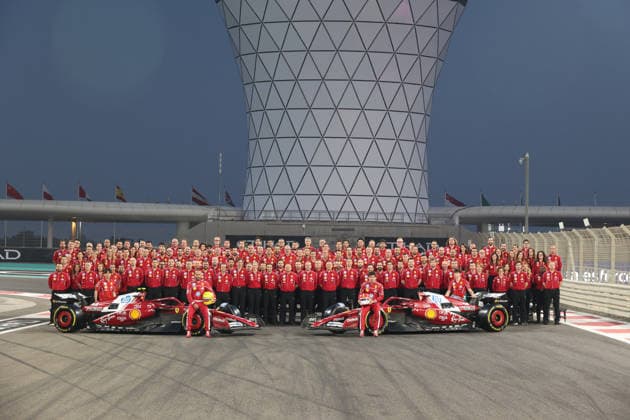 04.12.2025, Yas Marina Circuit, Abu Dhabi, Formula 1 Etihad Airways Abu Dhabi Grand Prix 2025 , im Bild Scuderia Ferrari Abschlussteamfoto 2025 mit Charles Leclerc (MCO), Scuderia Ferrari HP und Lewis Hamilton (GBR), Scuderia Ferrari HP (Photo by Alessandro Martellotta Hasan Bratic DeFodi Images)