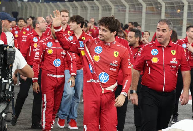 04.12.2025, Yas Marina Circuit, Abu Dhabi, Formula 1 Etihad Airways Abu Dhabi Grand Prix 2025 , im Bild Scuderia Ferrari Abschlussteamfoto 2025 mit Charles Leclerc (MCO), Scuderia Ferrari HP (Photo by Alessandro Martellotta Hasan Bratic DeFodi Images)