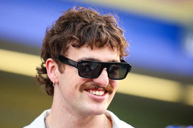 Benson Boone , Previews, F1 Grand Prix of Abu Dhabi, am 04. December 2025 in Abu Dhabi, United Arab Emirates. (Foto von Diogo Cardoso DeFodi Images) Benson Boone , Previews, F1 Grand Prix of Abu Dhabi, Yas Marina Circuit on December 4, 2025 in Abu Dhabi, United Arab Emirates. (Photo by Diogo Cardoso DeFodi Images)