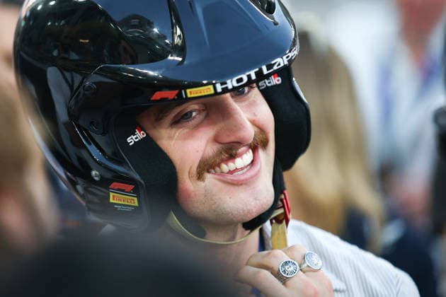 Benson Boone , Previews, F1 Grand Prix of Abu Dhabi, am 04. December 2025 in Abu Dhabi, United Arab Emirates. (Foto von Diogo Cardoso DeFodi Images) Benson Boone , Previews, F1 Grand Prix of Abu Dhabi, Yas Marina Circuit on December 4, 2025 in Abu Dhabi, United Arab Emirates. (Photo by Diogo Cardoso DeFodi Images)