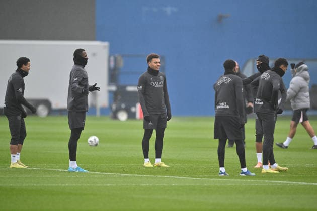 Paris Saint-Germain media day at the PSG Campus POISSY, FRANCE - DECEMBER 04: Players of Paris Saint-Germain Desire Doue (C) and Warren Zaire-Emery (L) in action during a training session on media day at the PSG Campus in Poissy, west of Paris, France on December 04, 2025. Mustafa Yalcin Anadolu Poissy France. Editorial use only. Please get in touch for any other usage.  Copyright: x2025xAnadoluxMustafaxYalcinx