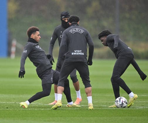 Paris Saint-Germain media day at the PSG Campus POISSY, FRANCE - DECEMBER 04: Desire Doue (L), Paris Saint-Germain player, in action during a training session on media day at the PSG Campus in Poissy, west of Paris, France on December 04, 2025. Mustafa Yalcin Anadolu Poissy France. Editorial use only. Please get in touch for any other usage.  Copyright: x2025xAnadoluxMustafaxYalcinx