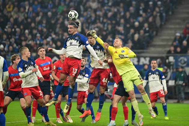 Fußball I Herren I Saison 2025-2026 I DFB-Pokal I Achtelfinale I Hamburger SV - Holstein Kiel I 03.12.2025 Guilherme Ramos (13, Hamburger SV) Luka Vuskovic (44, Hamburger SV) Daniel Peretz (26, Hamburger SV) Hamburg Volksparkstadion Hamburg Deutschland Copyright: xLobeca FelixxSchlikisx