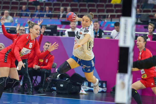 GER, Dortmund, 27th Wommen s World Championship, WM, Weltmeisterschaft 2025, Hauptrunde Main Round, Gruppe Group II 2. Runde Round: Serbien Serbia (SRB) vs. Färöer Inseln Faroe Islands (FRO) 04.12.2025, Westfalenhalle, Dortmund, GER, Dortmund, 27th Wommen s World Championship 2025, Hauptrunde Main Round, Gruppe Group II 2. Runde Round: Serbien Serbia (SRB) vs. Färöer Inseln Faroe Islands (FRO), im Bild: Suna HANSEN (FRO 10), im Zweikampf gegen AnÄ‘ela JanjuÅ¡ević (SRB 15),