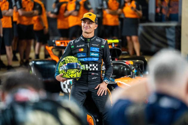 Abu Dhabi Grand Prix 2025 - Previews Lando Norris (Gbr) of McLaren Racing 4 during the McLaren Team photo shot to celebrate the end of the season on Thursday (Media day) during the Formula 1 Etihad Airways Abu Dhabi Grand Prix 2025 at the Yas Marina Circuit on December 4, 2025 . Photo by Photo by Antoine Lapeyre ABACAPRESS.COM Abu Dhabi United Arab Emirates  Copyright: xLapeyrexAntoine ABACAx