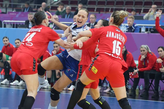 GER, Dortmund, 27th Wommen s World Championship, WM, Weltmeisterschaft 2025, Hauptrunde Main Round, Gruppe Group II 2. Runde Round: Serbien Serbia (SRB) vs. Färöer Inseln Faroe Islands (FRO) 04.12.2025, Westfalenhalle, Dortmund, GER, Dortmund, 27th Wommen s World Championship 2025, Hauptrunde Main Round, Gruppe Group II 2. Runde Round: Serbien Serbia (SRB) vs. Färöer Inseln Faroe Islands (FRO), im Bild: Pernille BRANDENBORG (FRO 18), im Zweikampf gegen Jovana Skrobić (SRB 24), AnÄ‘ela JanjuÅ¡ević (SRB 15),