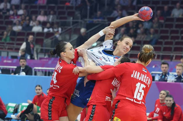 GER, Dortmund, 27th Wommen s World Championship, WM, Weltmeisterschaft 2025, Hauptrunde Main Round, Gruppe Group II 2. Runde Round: Serbien Serbia (SRB) vs. Färöer Inseln Faroe Islands (FRO) 04.12.2025, Westfalenhalle, Dortmund, GER, Dortmund, 27th Wommen s World Championship 2025, Hauptrunde Main Round, Gruppe Group II 2. Runde Round: Serbien Serbia (SRB) vs. Färöer Inseln Faroe Islands (FRO), im Bild: Pernille BRANDENBORG (FRO 18), im Zweikampf gegen Jovana Skrobić (SRB 24), AnÄ‘ela JanjuÅ¡ević (SRB 15),