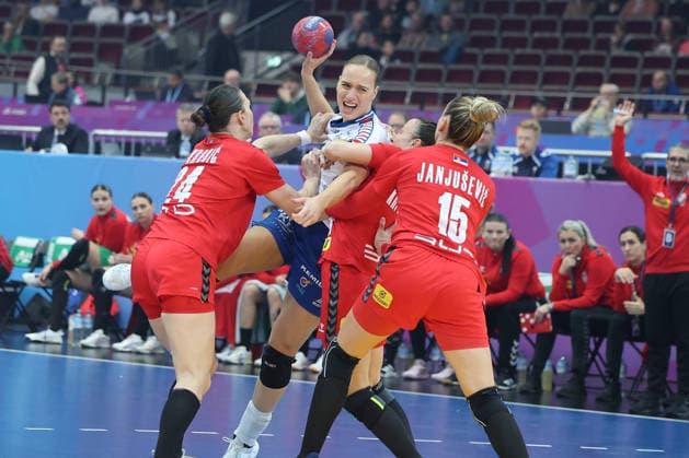 GER, Dortmund, 27th Wommen s World Championship, WM, Weltmeisterschaft 2025, Hauptrunde Main Round, Gruppe Group II 2. Runde Round: Serbien Serbia (SRB) vs. Färöer Inseln Faroe Islands (FRO) 04.12.2025, Westfalenhalle, Dortmund, GER, Dortmund, 27th Wommen s World Championship 2025, Hauptrunde Main Round, Gruppe Group II 2. Runde Round: Serbien Serbia (SRB) vs. Färöer Inseln Faroe Islands (FRO), im Bild: Pernille BRANDENBORG (FRO 18), im Zweikampf gegen Jovana Skrobić (SRB 24), AnÄ‘ela JanjuÅ¡ević (SRB 15),