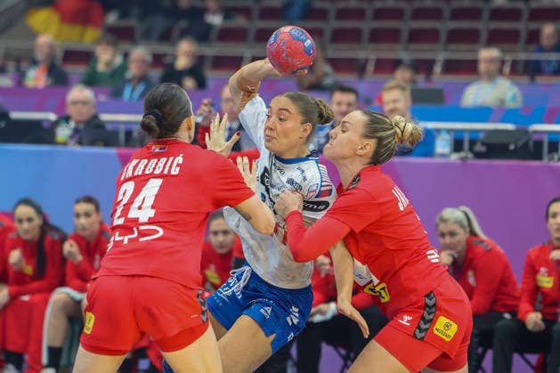 GER, Dortmund, 27th Wommen s World Championship, WM, Weltmeisterschaft 2025, Hauptrunde Main Round, Gruppe Group II 2. Runde Round: Serbien Serbia (SRB) vs. Färöer Inseln Faroe Islands (FRO) 04.12.2025, Westfalenhalle, Dortmund, GER, Dortmund, 27th Wommen s World Championship 2025, Hauptrunde Main Round, Gruppe Group II 2. Runde Round: Serbien Serbia (SRB) vs. Färöer Inseln Faroe Islands (FRO), im Bild: Suna HANSEN (FRO 10), im Zweikampf gegen Jovana Skrobić (SRB 24), AnÄ‘ela JanjuÅ¡ević (SRB 15),