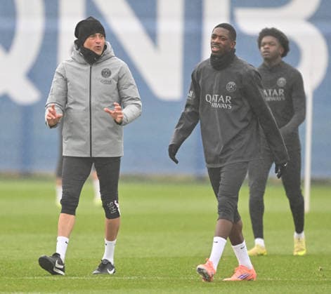 Paris Saint-Germain media day at the PSG Campus POISSY, FRANCE - DECEMBER 04: Head coach of PSG Luis Enrique (L) and Ousmane Dembele (R) gesture during a training session on media day at the PSG Campus in Poissy, west of Paris, France on December 04, 2025. Mustafa Yalcin Anadolu Poissy France. Editorial use only. Please get in touch for any other usage.  Copyright: x2025xAnadoluxMustafaxYalcinx
