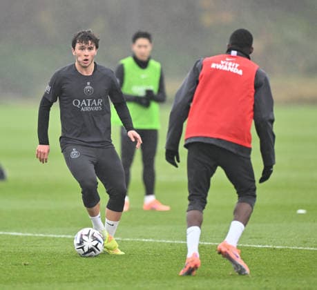Paris Saint-Germain media day at the PSG Campus POISSY, FRANCE - DECEMBER 04: Player of Paris Saint-Germain Joao Neves (L) in action during a training session on media day at the PSG Campus in Poissy, west of Paris, France on December 04, 2025. Mustafa Yalcin Anadolu Poissy France. Editorial use only. Please get in touch for any other usage.  Copyright: x2025xAnadoluxMustafaxYalcinx